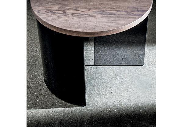 Table basse Regolo Round - ronde en chêne plaqué avec base en verre fumé et design Lievore Altherr Molina_4