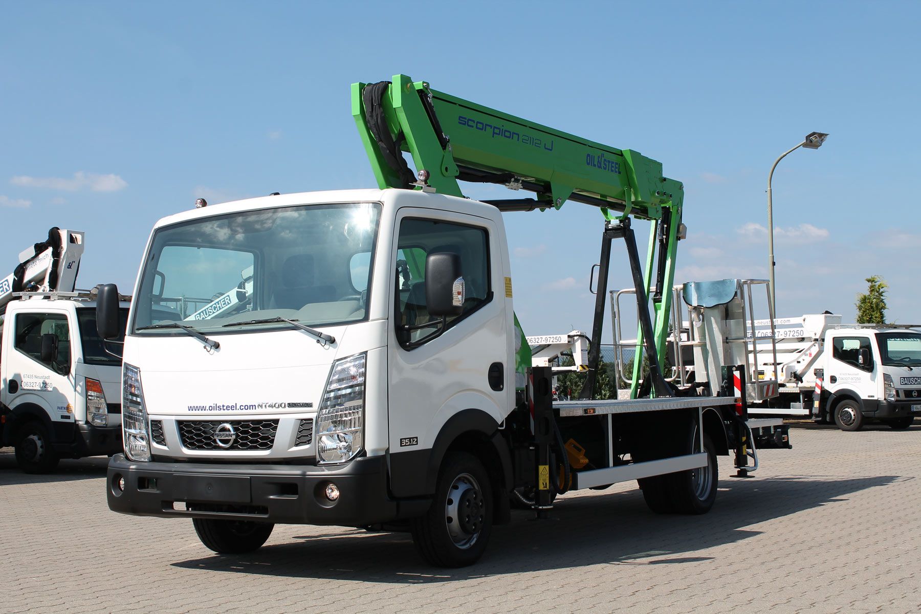 Scorpion 2112 J sur camion Nissan - nacelle Oil & Steel France - 21m de hauteur de travail_4