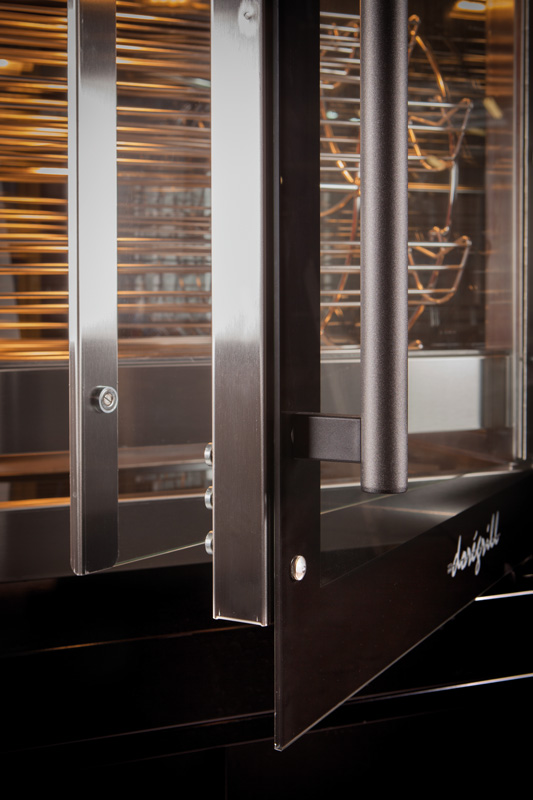 Machine de rôtisserie avec nettoyage facile et bac à sauce intégré