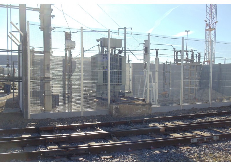 Clôture de protection avec soubassement enterré et grillage aluminium