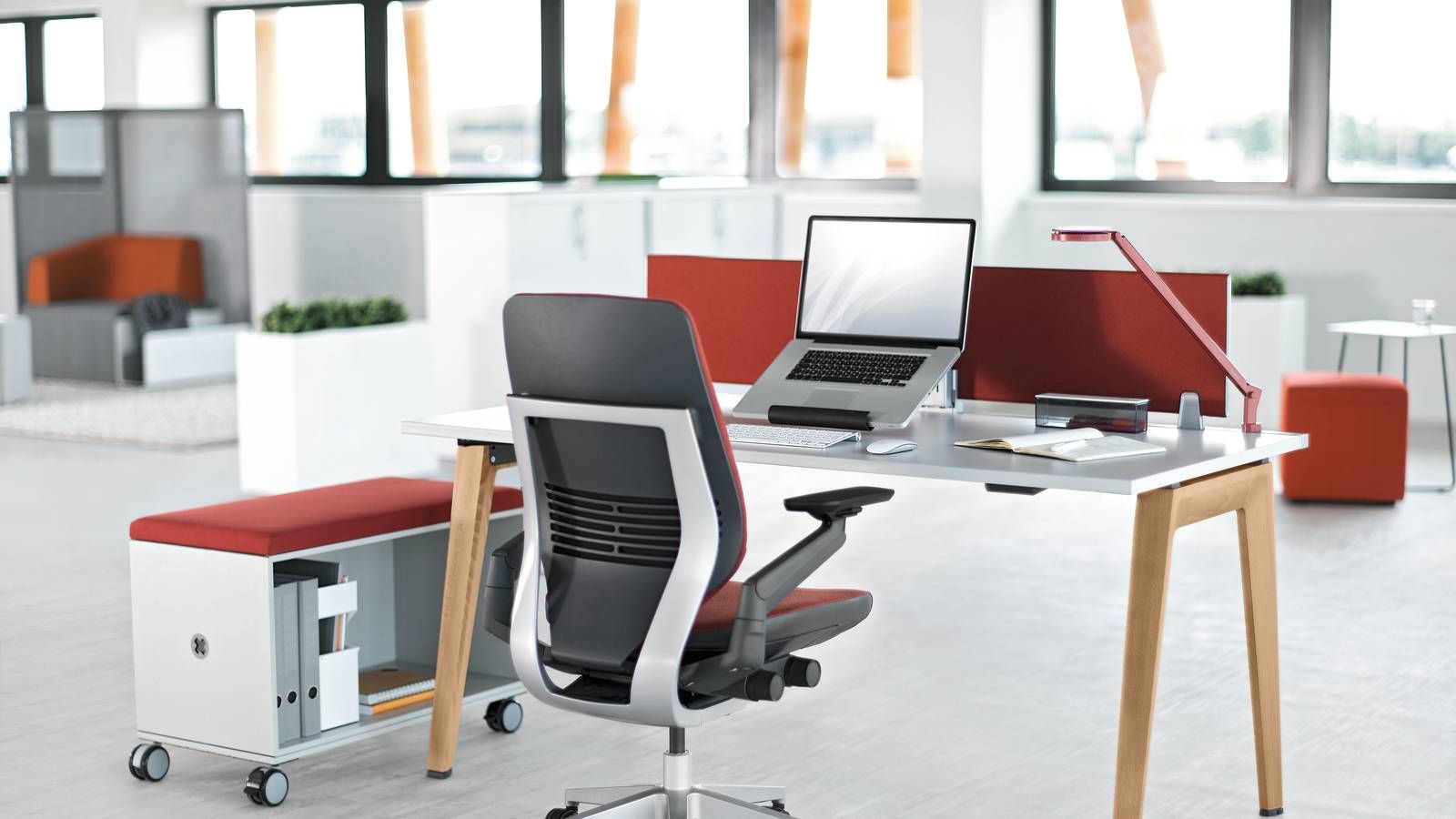 B-Free - Bureau droit Steelcase - Complet avec pieds en bois et plan de travail coulissant_0