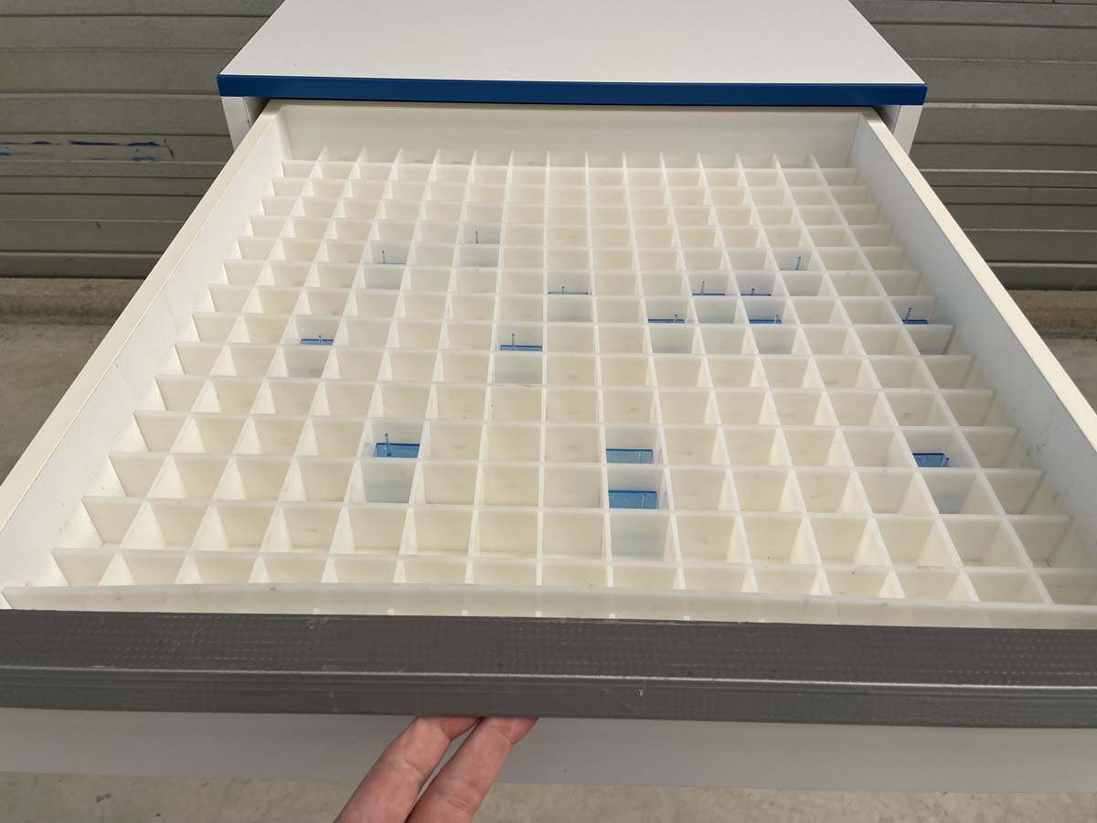 Meuble d'occasion de laboratoire avec 9 tiroirs - ATEX - sur pieds métal - réf. P21091153_4