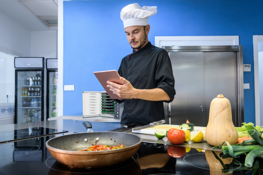 Armoire de rechargement compacte Putnam™ 8 pour tablettes, iPad et appareils mobiles - 8 ports avec câblage MFI_4