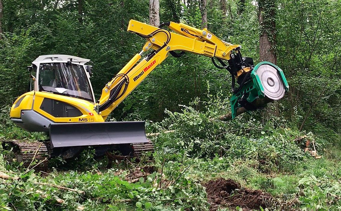 Équipement forestier avec pince accumulatrice en option