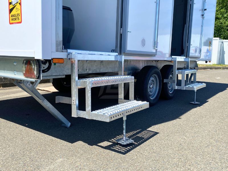 Roulotte de chantier autonome en énergie avec panneaux solaires