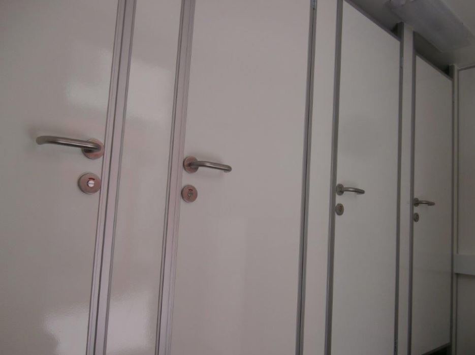 Roulotte de chantier autonome en énergie avec panneaux solaires