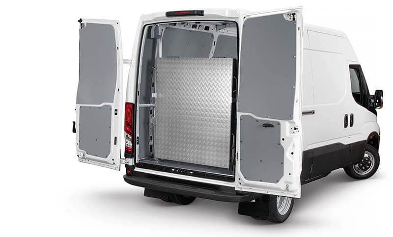 Rampe pour fourgon avec système de fixation innovant à 3 points