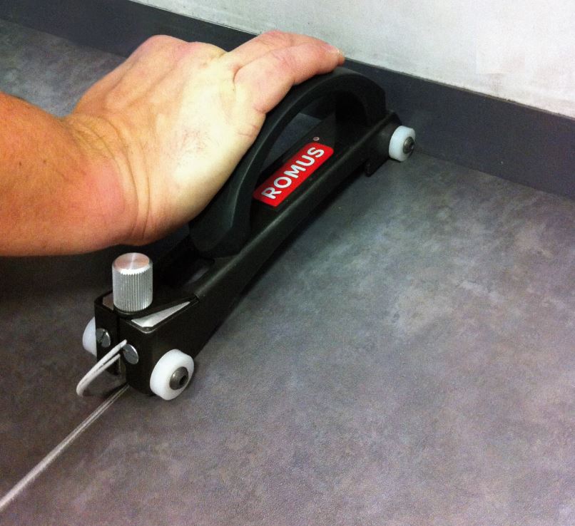 Machine pour créer des rainures le long des joints sur sols Tarkett ou Forbo