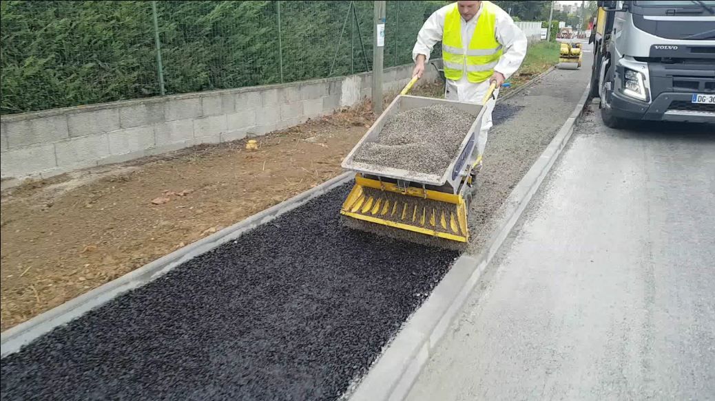 Outil pour gravier avec poignée ergonomique et contrôle de débit