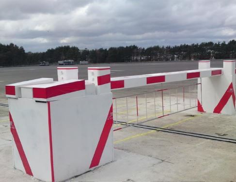 Système de sécurité levante pour protection contre les véhicules béliers