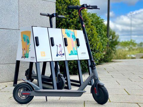 Station de recharge trottinette avec 4 casiers individuels verrouillables
