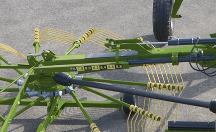 Andaineur Swadro tc680 offrant un transport facile grâce à sa faible hauteur au relevage