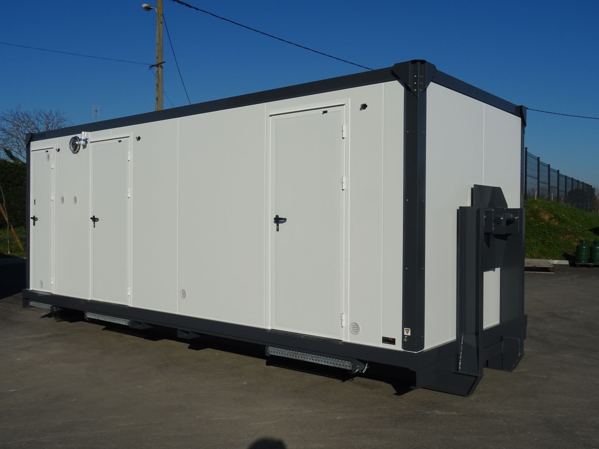 Abri modulaire avec toiture en tôle prélaquée blanche