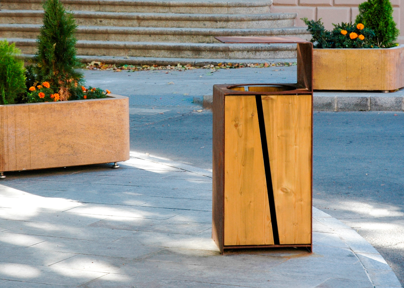 Poubelle publique TOR PA619 - bois de pin traité et structure en acier zingué avec seau intérieur en acier corten_4