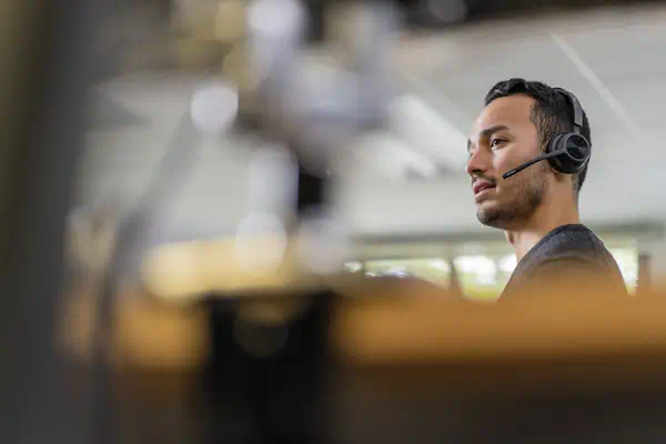 Micro-casque Poly Voyager 4310 USB-C +dongle BT700_4