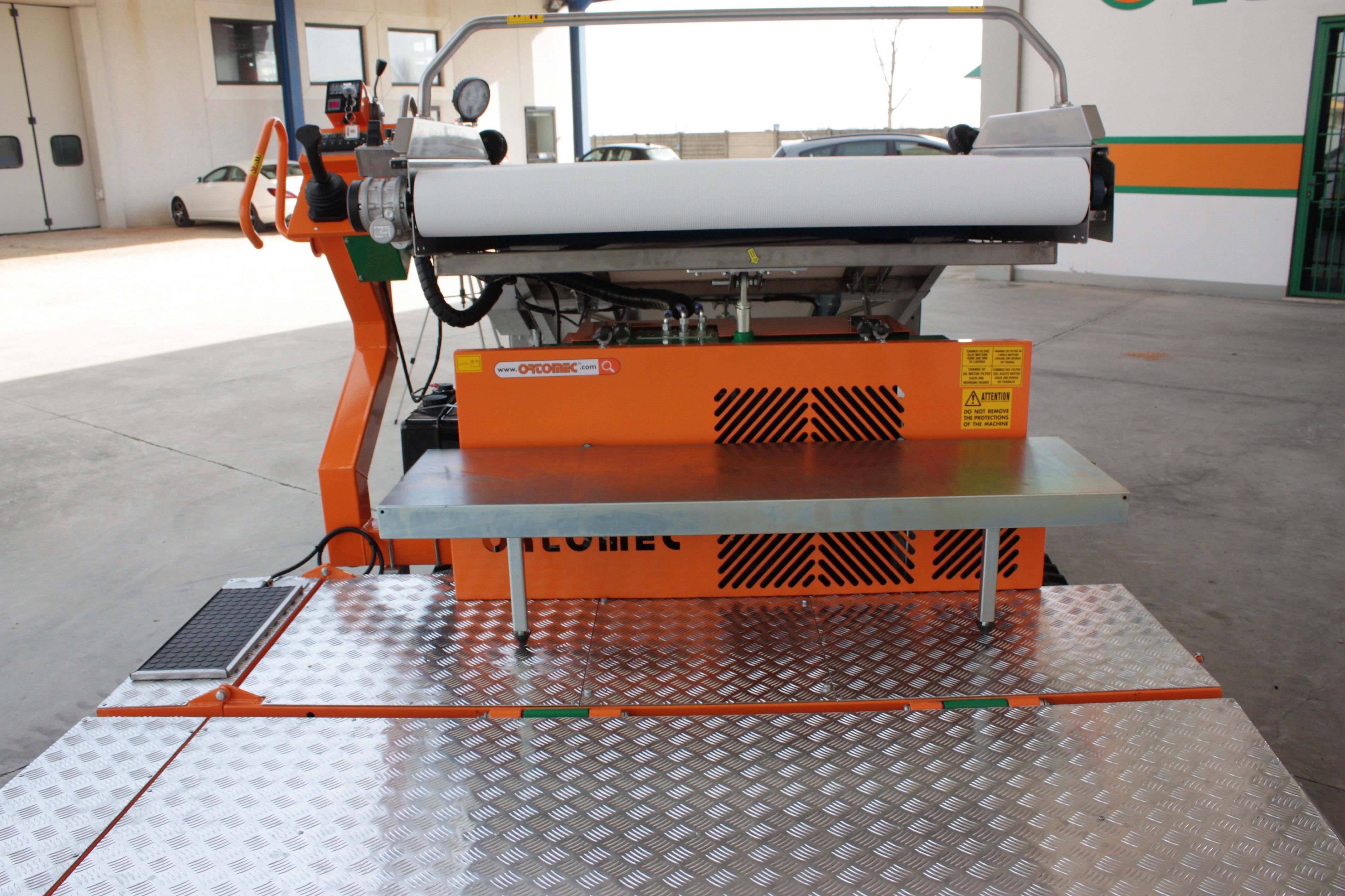 Récolteuse sur chenilles avec voie variable pour terrains sensibles