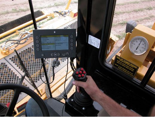 Récolteuse multi-légumes Oxbo 2430 - Sweere Food Processing B.V - moteur John Deere 173 HP - capacité 4545 kg_4