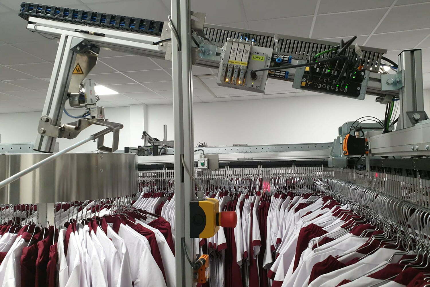 Distributeur automatique de vêtements professionnels sur cintres - mode personnalisé ou banalisé - 24h/24 et 7j/7 - LINER_4