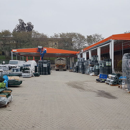 Tunnel latéral monopente de stockage composé d'un squelette à tubulaires fixés par des boulons en zinc capable de soutenir la bâche en PVC - SideGO_4