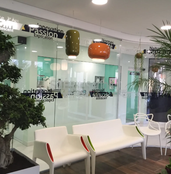 Lettrage adhésif sur vitrine, personnalisable et utilisable sur divers supports -Art & Com_5