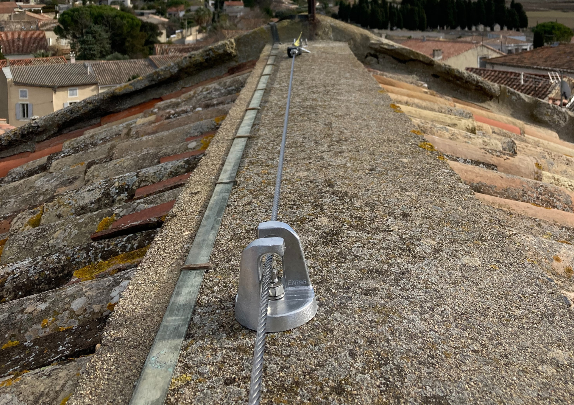 Ligne de vie en façade standard - dispositif d'ancrage horizontal conforme EN795:2012 classe C_4