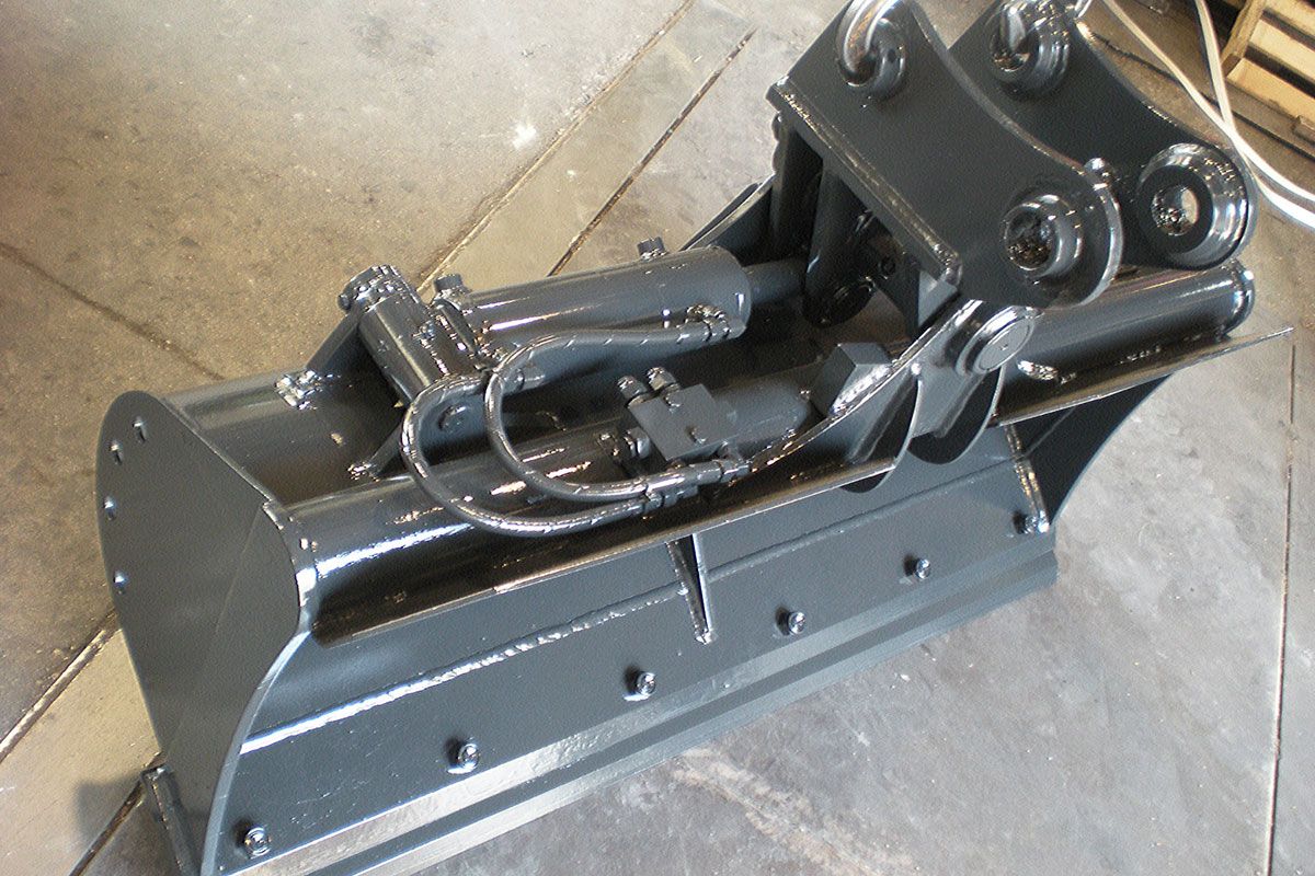 Outil pivotant pour entretien de canaux et digues