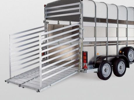 Remorque polyvalente pour transport de bovins et chevaux jusqu'à 16,2 hh