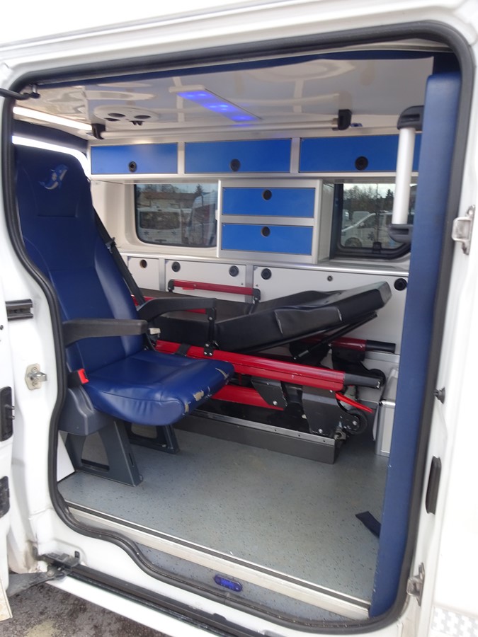 Ambulance manuelle Renault Trafic diesel avec brancard inclus