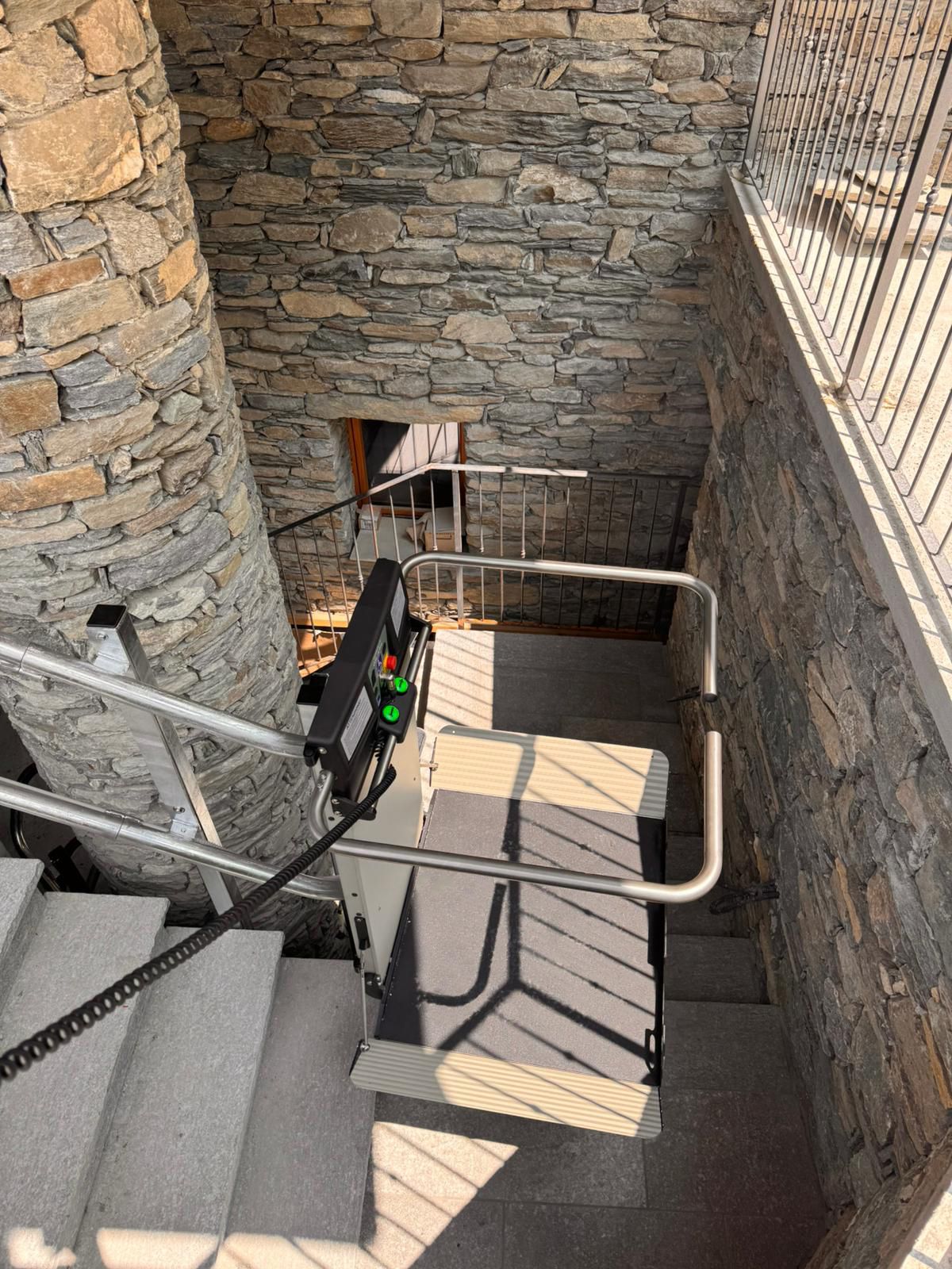 Plateforme élévatrice monte-escaliers courbe multi-étages pour accès PMR - Garaventa Lift Artira_4