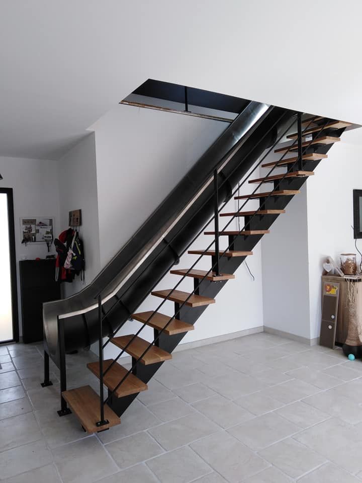 Escalier droit avec finitions en acier et bois