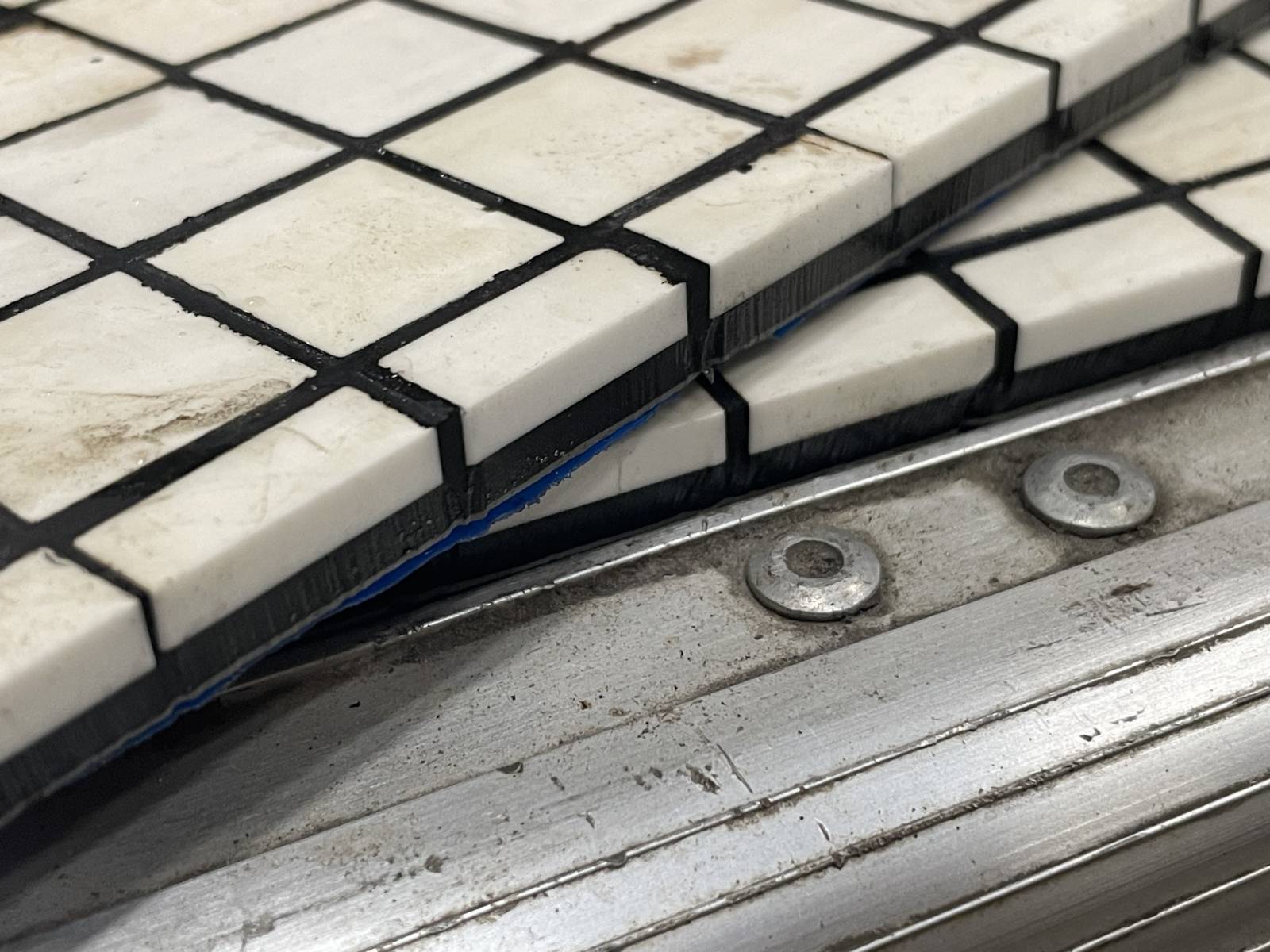 MTCP - Service de découpe sur-mesure au jet d'eau de céramique avec bords nets et finitions soignées pour collage sur tôle - Région parisienne_4