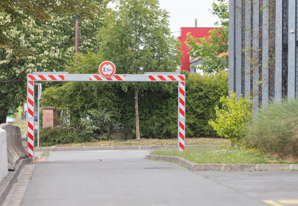 Portique de régulation pour parkings et zones logistiques
