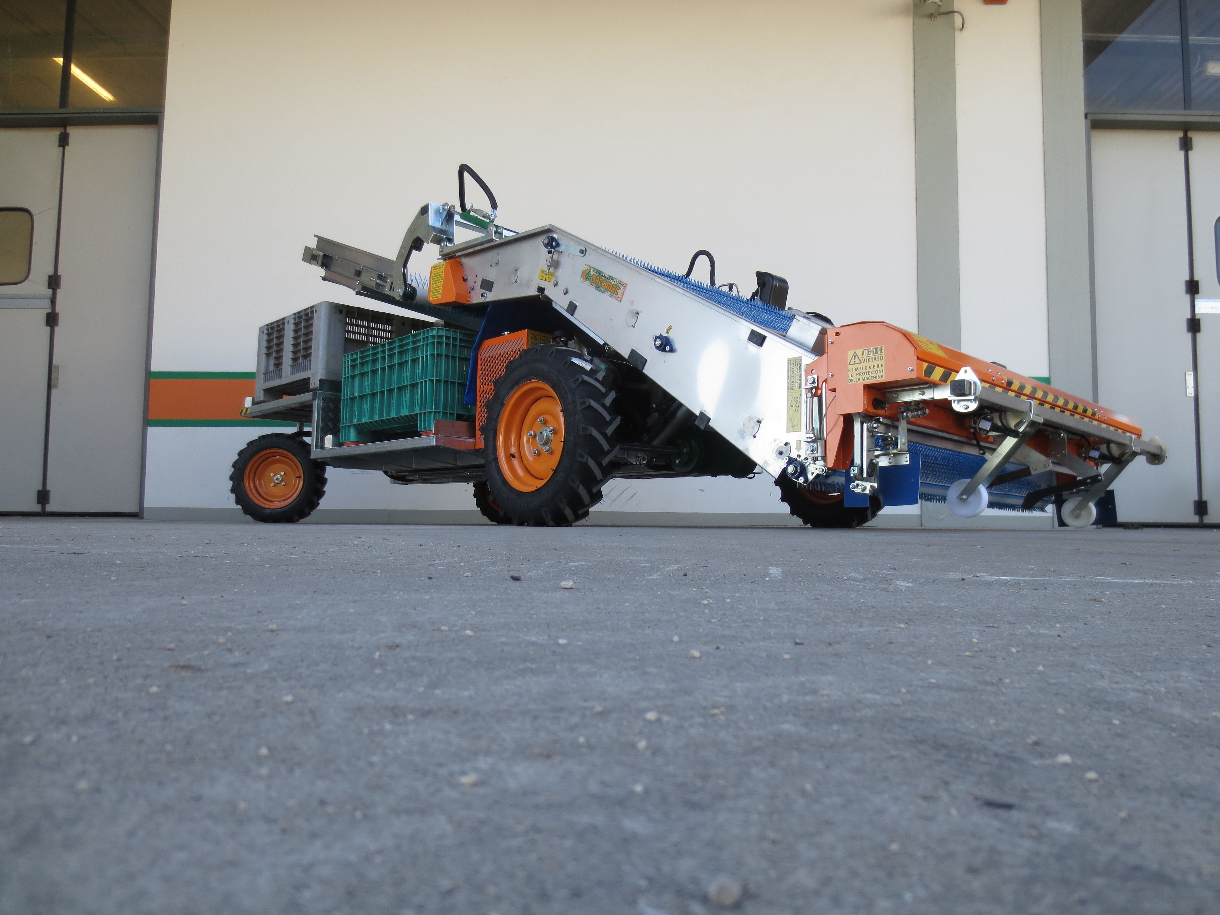 Récolteuse automotrice sur roues 8000 Herbex - Ortomec SRL - largeur de la tête de récolte 120 à 180 cm - moteur diesel 3 cylindres, transmission hydraulique et mécanique_4