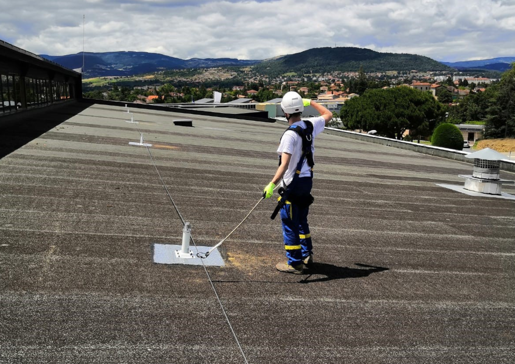 Ligne de vie pour bac étanché et membrane PVC - dispositif d'ancrage horizontal avec absorbeur d'énergie intégré_4