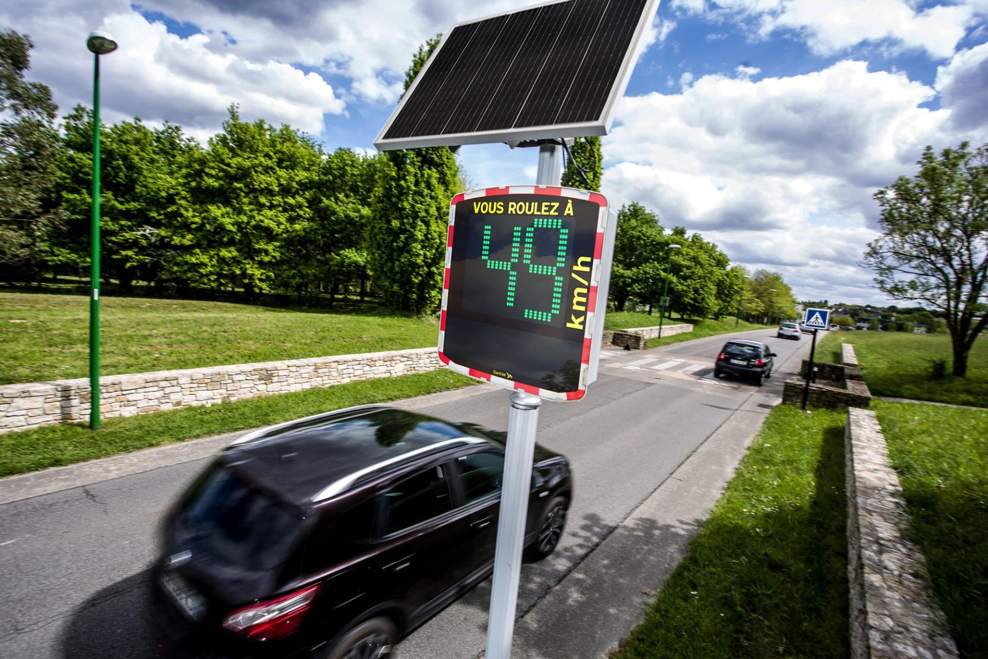 Dispositif anti-vitesse avec gestion de luminosité photosensible