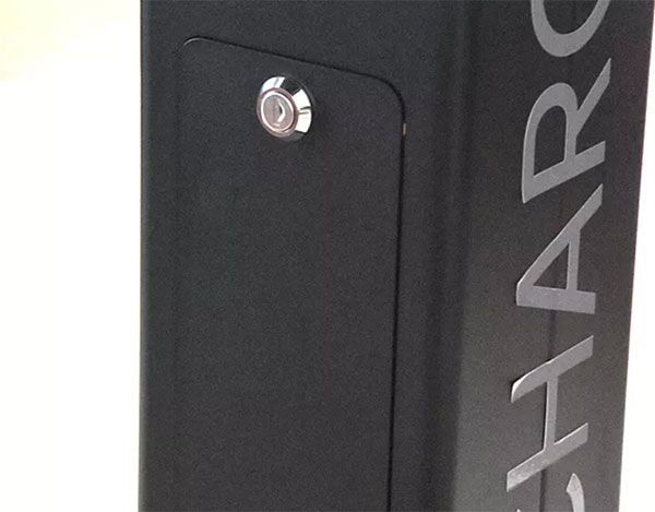 Totem de recharge mobile avec peinture epoxy anti-trace