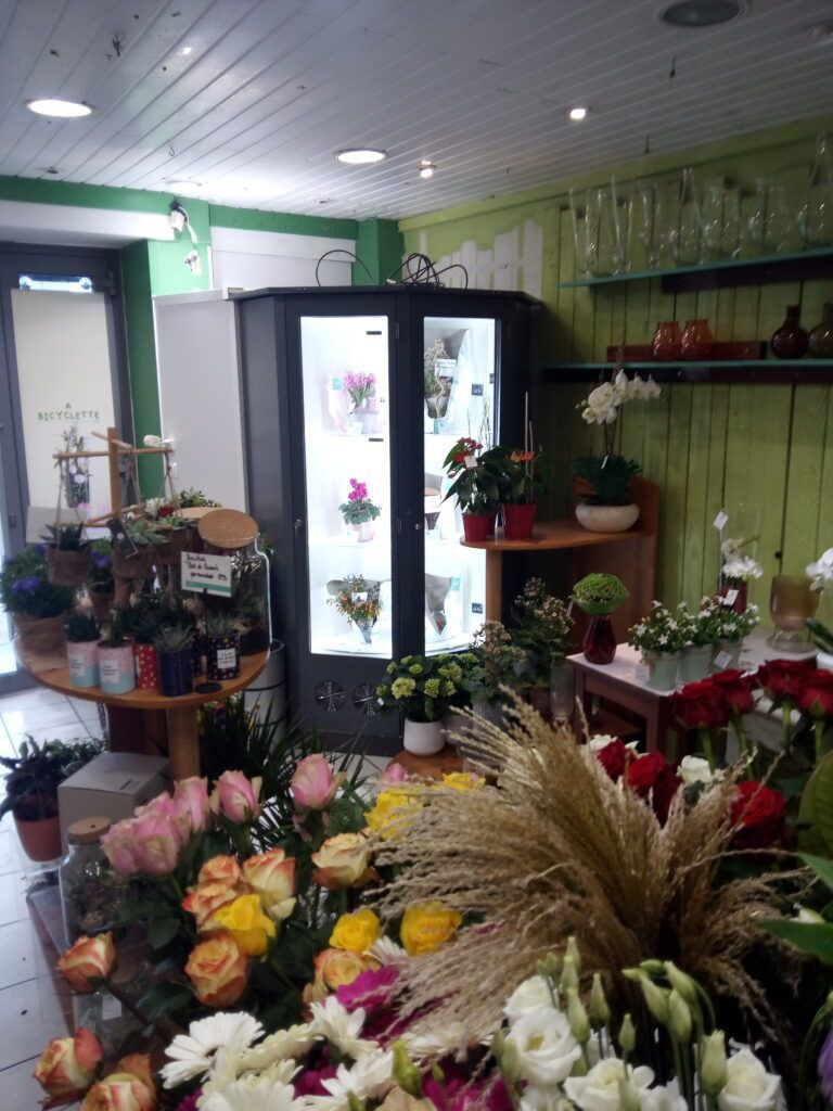 Kiosque pour compositions florales avec toit amovible