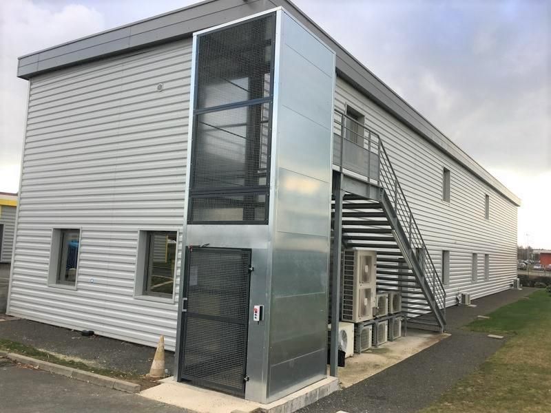 Équipement d'élévation extérieur avec toit inclus pour protection contre l'eau