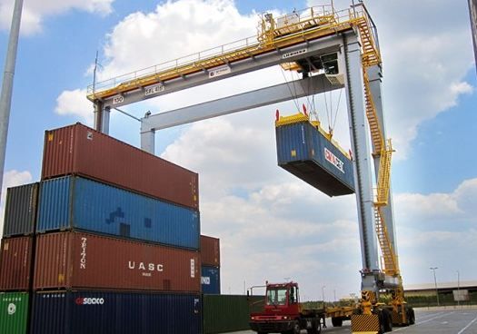 Grue portuaire - Liebherr - portiques de stockage sur pneus avec système anti-balant et envergures de 5 à 8 conteneurs_4