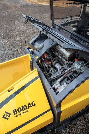 BMF 2500 M - Alimentateur pour finisseurs avec convoyeur moyen et sortie élevée - Pavage de chemin - Stage IV_4