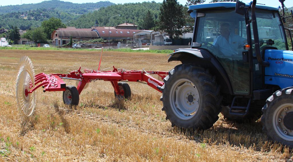 Râteau andaineur pour une récolte uniforme et rapide