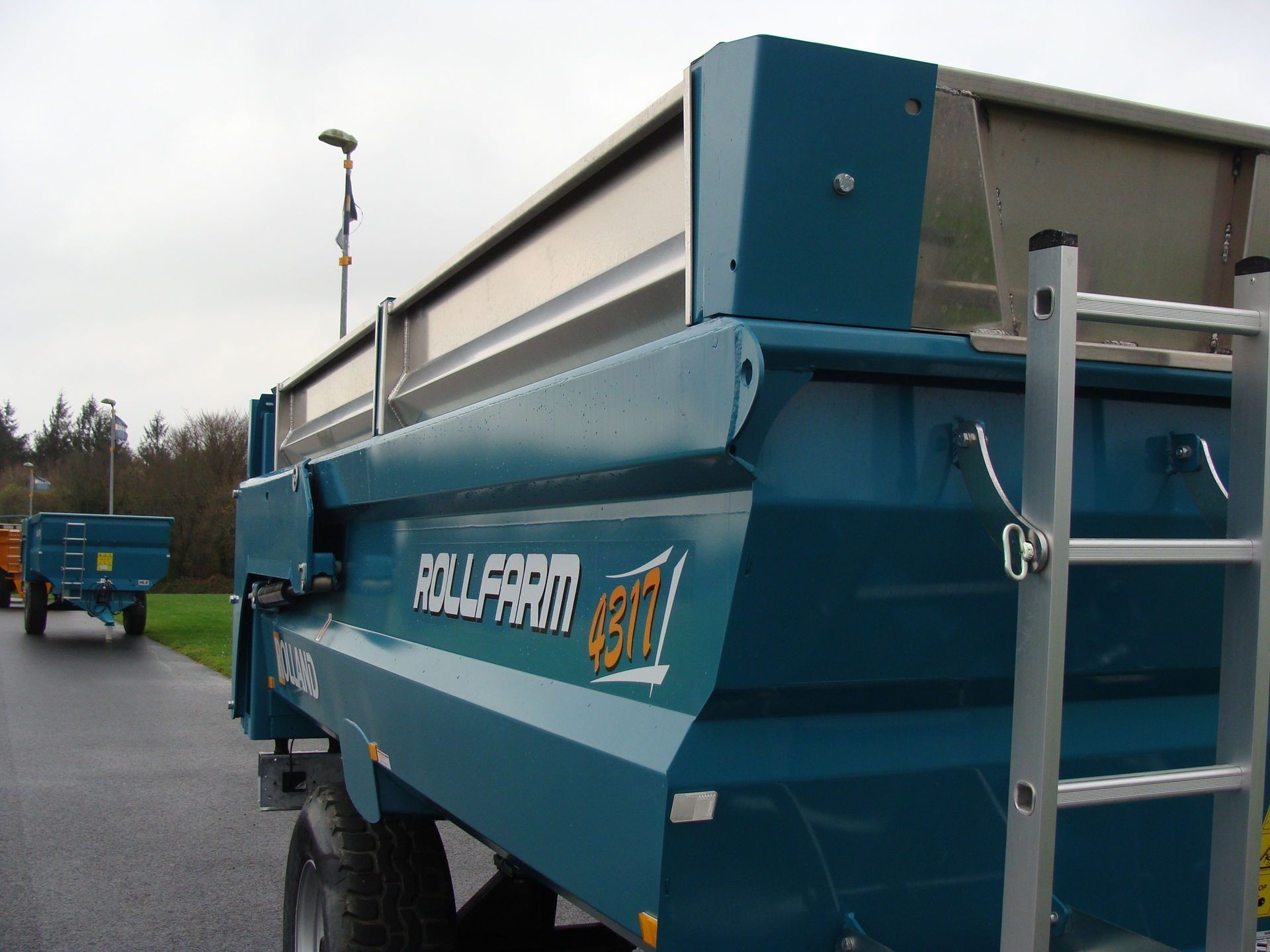 Benne monocoque Rollfarm 4317 avec flèche à ressorts en option