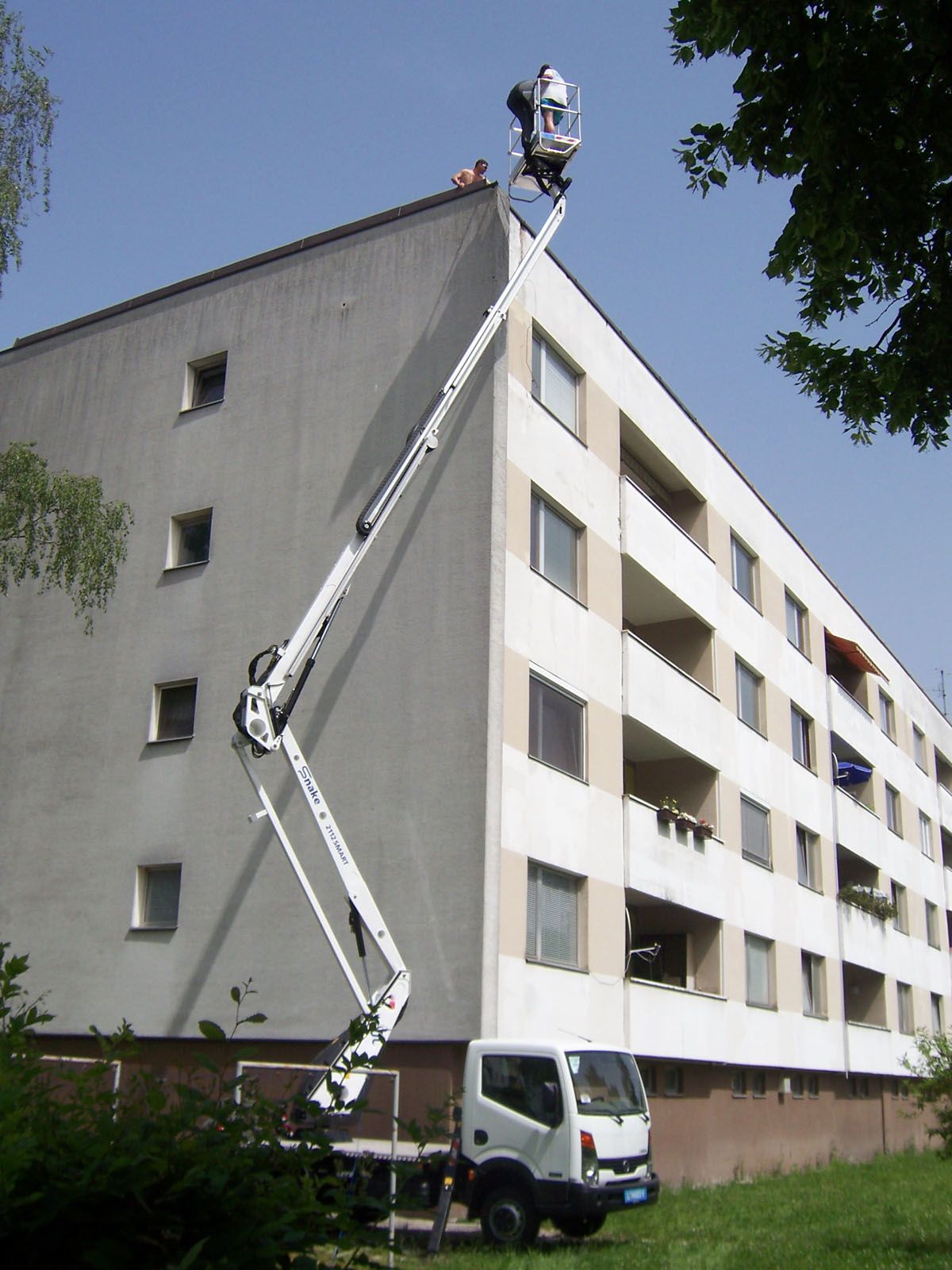 Camion nacelle Snake 2112 pour franchir les obstacles en hauteur