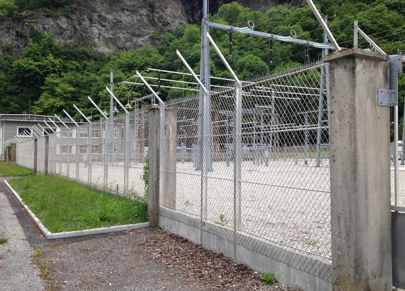 Clôture EDF avec soubassement enterré et grillage de 2.50m