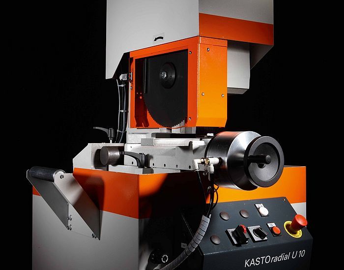 Scie circulaire KASTO Radial M 7 avec réglages continus pour coupes biaises