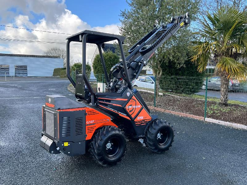Cast Loader Genesis 25HP - Mini Chargeuse Articulée Télescopique Polyvalente_4