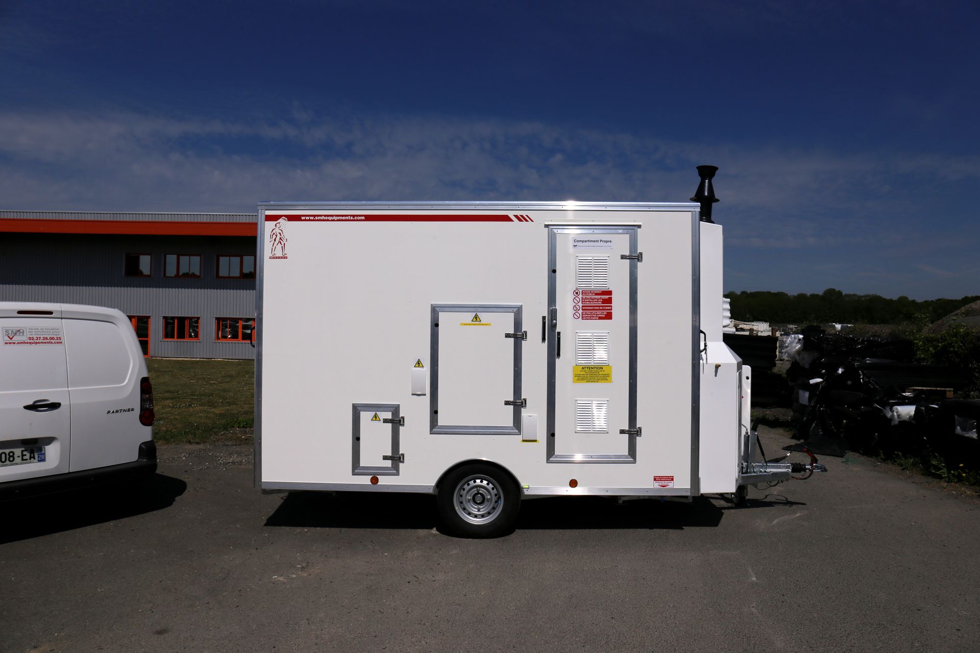 Unité de décontamination mobile compact et confortable pour les opérateurs en milieu pollué - Type 151_4