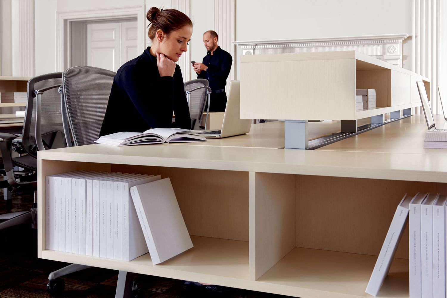 Bureau open space moderne avec surfaces coulissantes et trappes rabattables - Teknion - Interpret_4