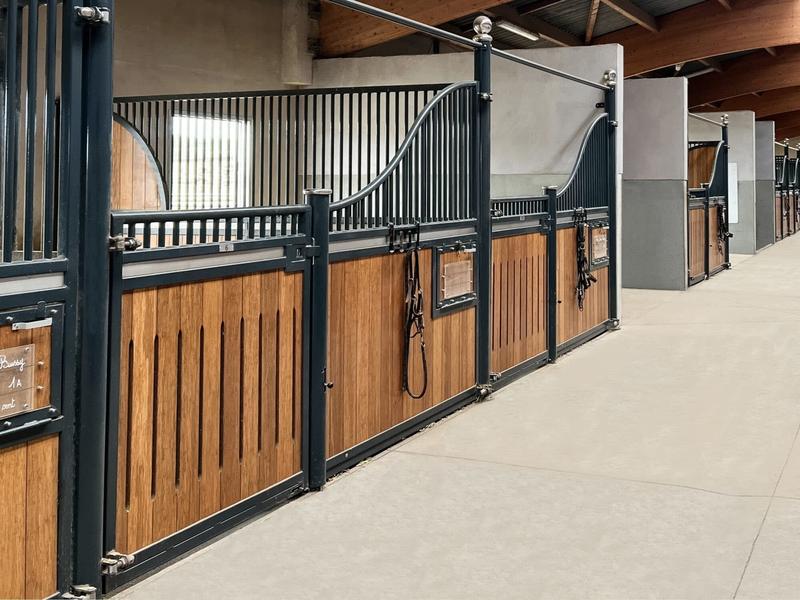 Façade Swing Wave - Façade de box pour chevaux avec ouverture totale pour curage mécanique - Gamme Wave_4