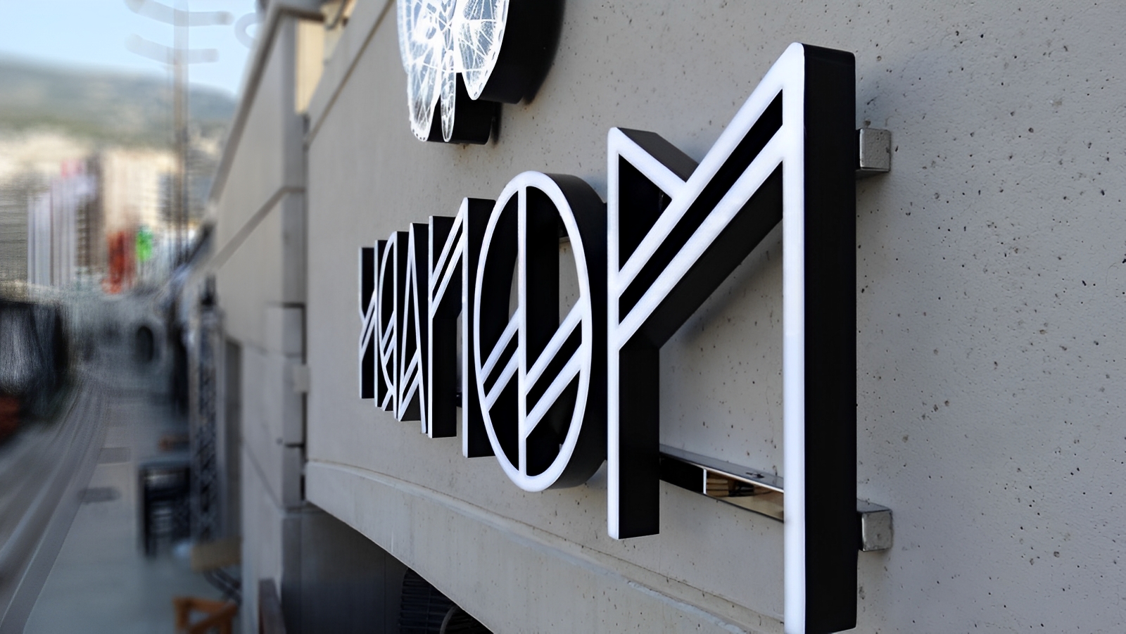 Lettres lumineuses adaptées aux boutiques et administrations